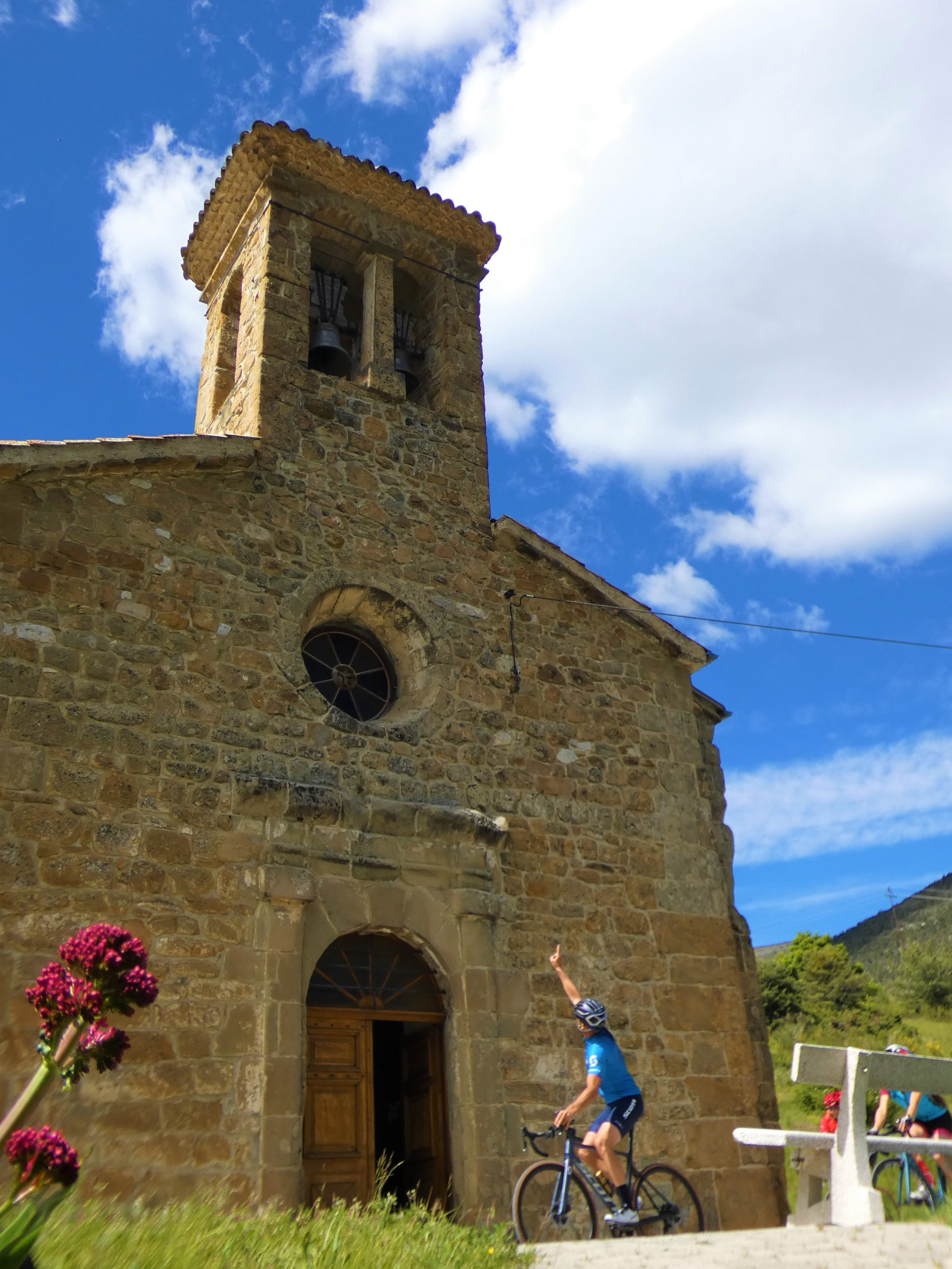 Ciclista delante de la&apos;église de Montmorin